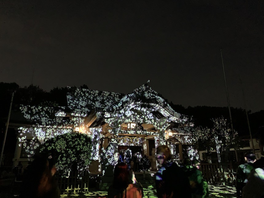 長久手市の石作神社で光の切り絵のイベントが開催